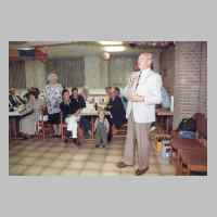 080-2241 13. Treffen vom 4.-6. September 1998 in Loehne - Auch der junge Nachwuchs fand es spannend, was Gustav Gutzeit vortrug.JPG